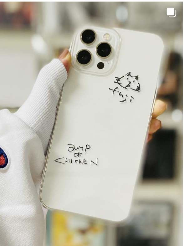 手描き風の文字とイラストを使ったシンプルなスマホケース使用例画像