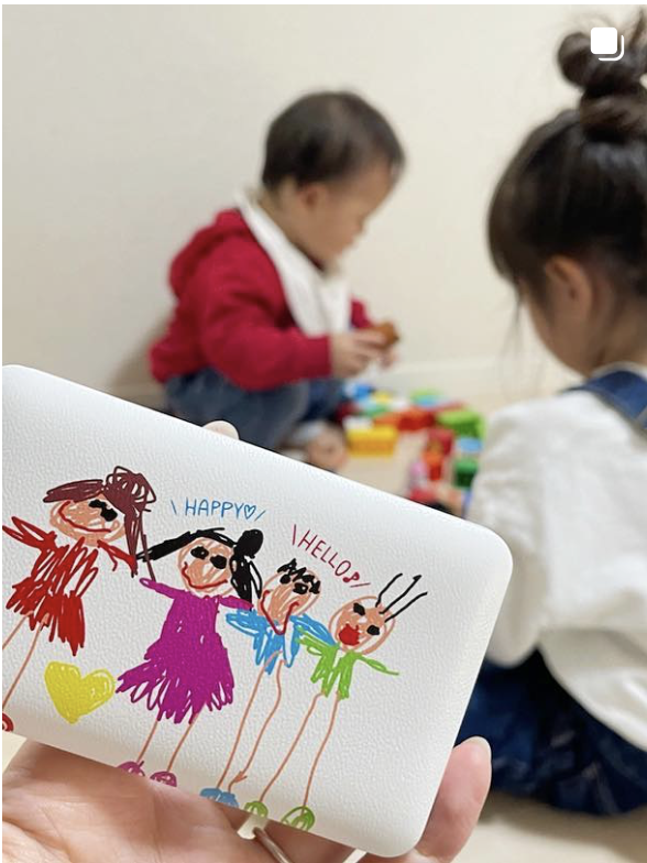 子どもの描いた絵をデザインに使ったモバイルバッテリーの使用例画像